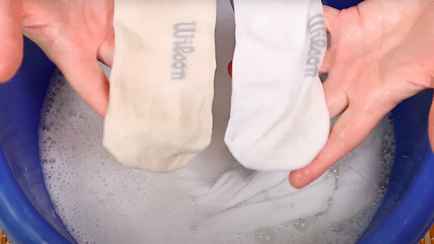 Добавьте 3 столовые ложки этого средства на литр воды. Как еще вернуть носкам белый цвет?