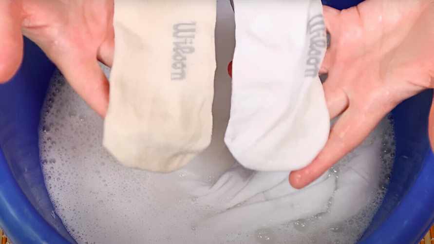 Добавьте 3 столовые ложки этого средства на литр воды. Как еще вернуть носкам белый цвет?