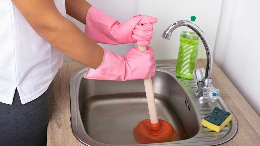 Как убрать засор и неприятный запах из раковины? Эти дешёвые способы справятся не хуже спецсредств
