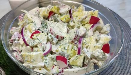 Этот салат из картошки с редисом идеально подойдет к шашлыкам. Что еще понадобится?