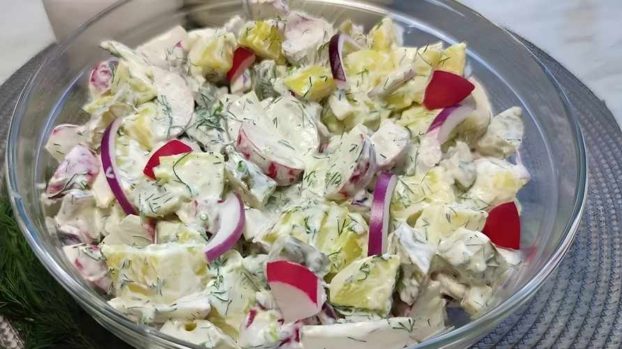 Этот салат из картошки с редисом идеально подойдет к шашлыкам. Что еще понадобится?