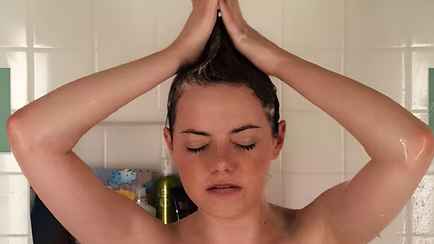 Можно ли мыть голову холодной водой? Трихолог назвала лучший способ для волос