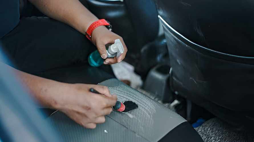 Как легко удалить пятна с сиденья авто? Понадобится только это средство из ванной