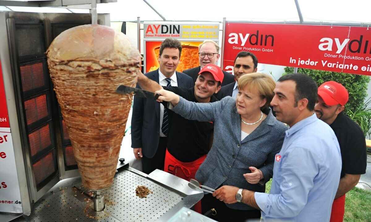 "Меркель держала шаурму под контролем" — В Германии потребовали снизить цены на популярную закуску
