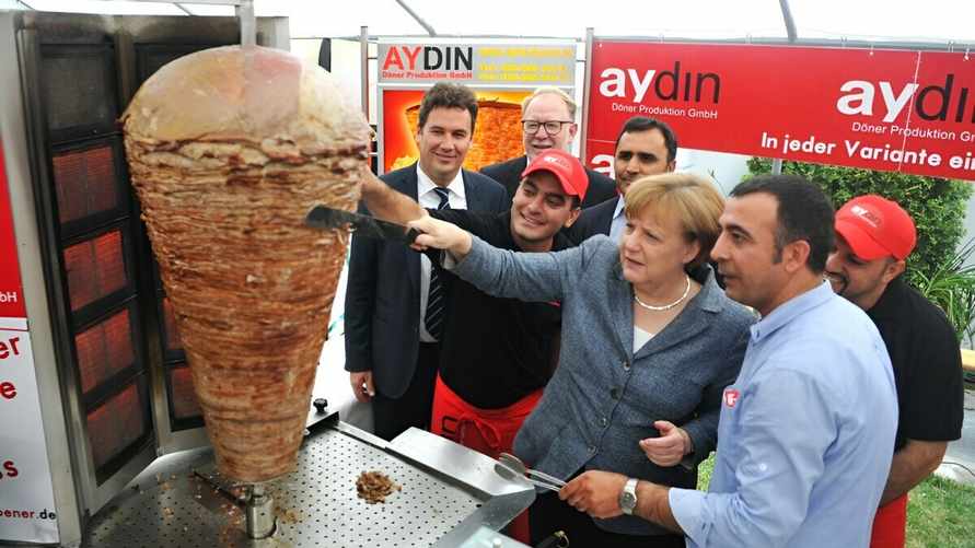 "Меркель держала шаурму под контролем" — В Германии потребовали снизить цены на популярную закуску