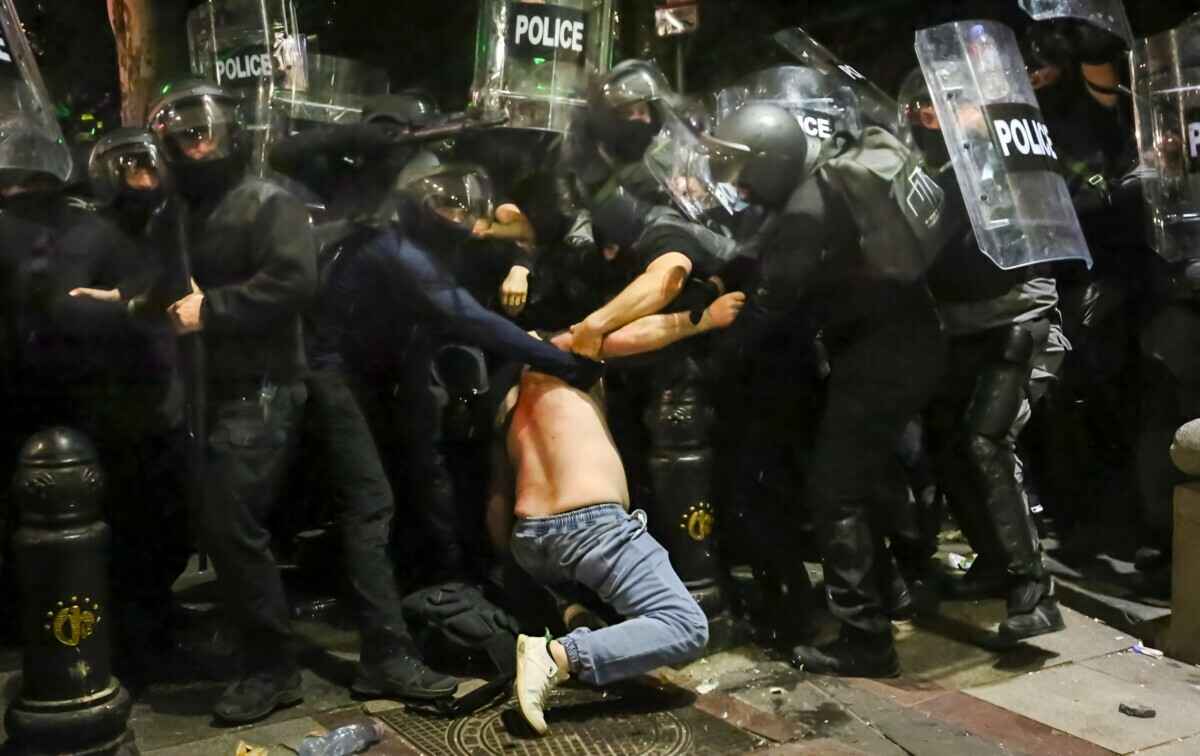 В Тбилиси спецназ разогнал из водомётов сотни протестующих против "русского закона"