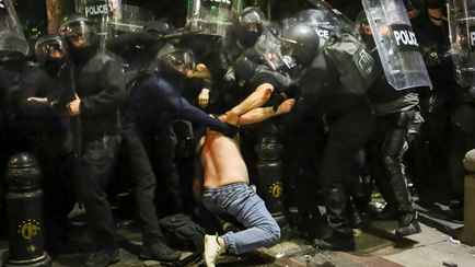 В Тбилиси спецназ разогнал из водомётов сотни протестующих против «русского закона»