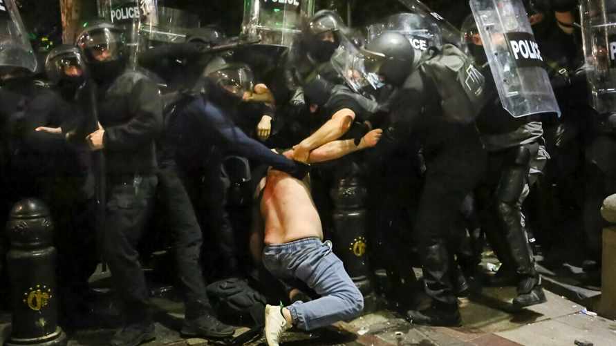 В Тбилиси спецназ разогнал из водомётов сотни протестующих против "русского закона"