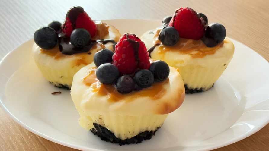 Как приготовить чизкейк с черникой за 5 минут? Этот формат десерта станет хитом предстоящего лета