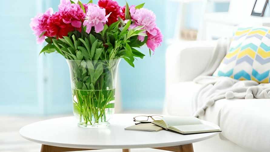 Сделайте так — и пионы простоят в вазе в 2 раза дольше. Зачем понадобится молоток?