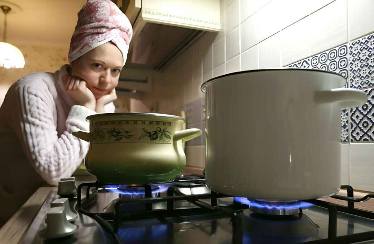 Мингорисполком пообещал сократить период отключения горячей воды. На сколько?