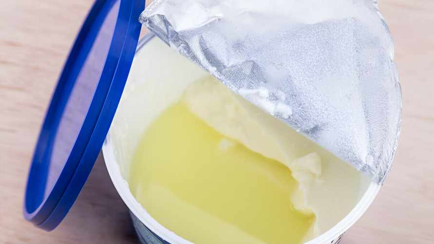 Почему в банке с йогуртом появляется жидкость? Узнали, что делать с таким продуктом