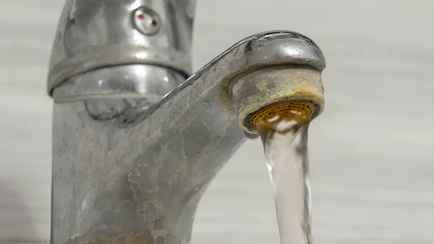 Натрите кран этой домашней смесью и подождите. Через 5 минут будет сиять как новый