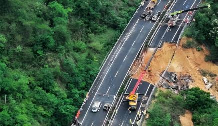 В Китае рухнула половина автомагистрали — 24 человека погибли