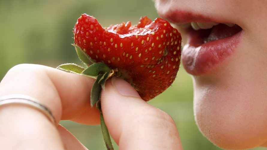 Выбрасываете хвостики от клубники? Зря! Вот как приготовить из них уксус и лакомства