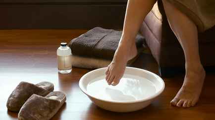 Добавьте в воду этот сок и окуните ноги на 15 минут. Как еще смягчить кожу на пятках?