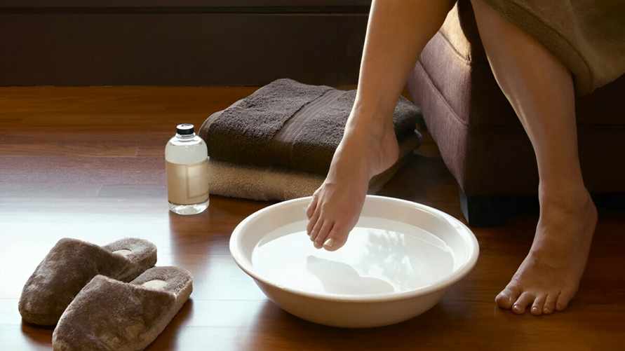 Добавьте в воду этот сок и окуните ноги на 15 минут. Как еще смягчить кожу на пятках?
