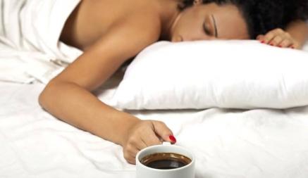 Почему после кофе может клонить в сон? Узнали, как этого избежать