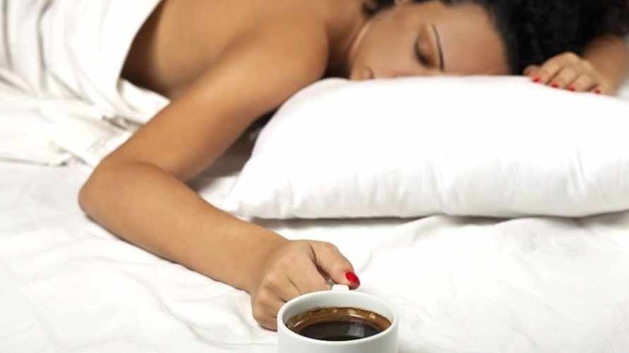Почему после кофе может клонить в сон? Узнали, как этого избежать