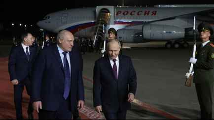 Лукашенко объяснил, почему Путин прилетел в Минск ночью