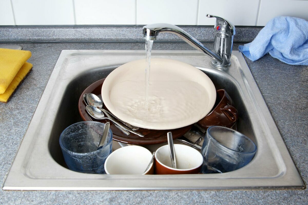 Эти 10 дел по дому игнорируют почти все. Почему нужно расправлять шторку для душа и когда выбрасывать сковородки?
