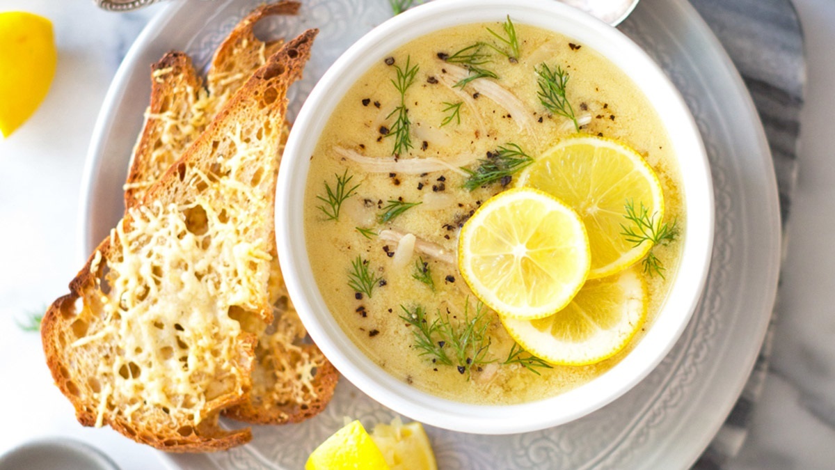 Этот сытный и нежный греческий суп станет альтернативой обычному бульону. Как приготовить авголемоно?