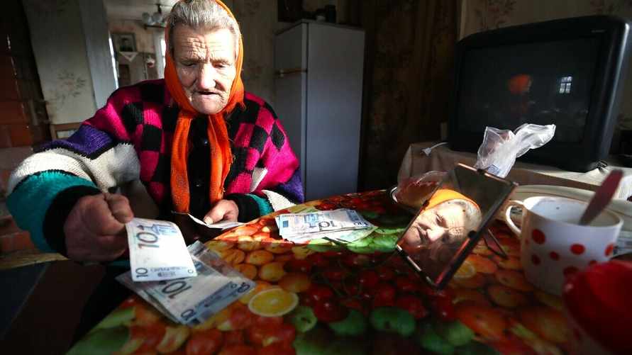 В Минтруда перечислили 8 банков, где белорусы должны оформить счёт для получения пенсий и пособий с 1 июля