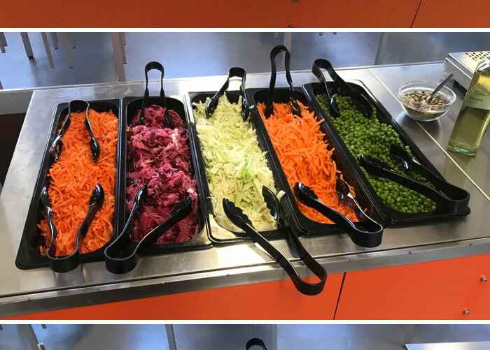 Первая картинка: спагетти с картофелем, курица, свинина, вегетарианское карри, соус из индейки, сладкий картофель и соус. Вторая картинка: салаты из моркови, винегрета, пекинской капусты и гороха. Третья картинка: закуски из редиски и груш.