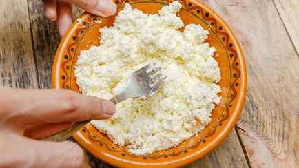 Посыпьте творог содой и добавьте это. Как легко приготовить вкусный домашний сыр?