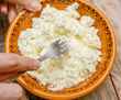 Посыпьте творог содой и добавьте это. Как легко приготовить вкусный домашний сыр?