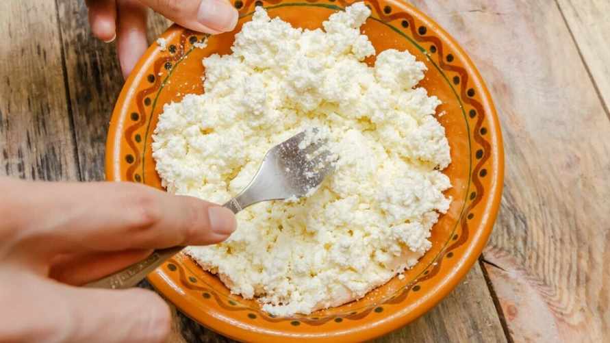 Посыпьте творог содой и добавьте это. Как легко приготовить вкусный домашний сыр?
