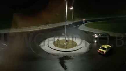 «Едва не устроил аварию» — В Сети показали дрифт легковушки на кольцевой развязке в Гродно