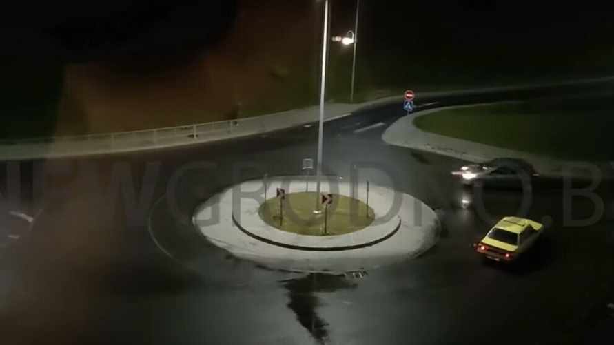 "Едва не устроил аварию" - В Сети показали дрифт легковушки на кольцевой развязке в Гродно