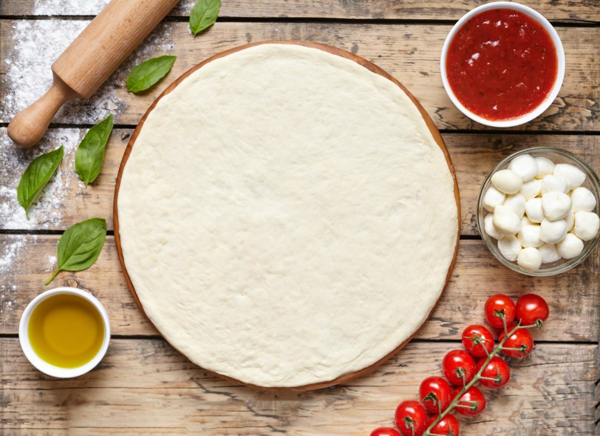С этим рецептом пиццы вы перестанете заказывать доставку. Что нужно для приготовления теста и соуса?