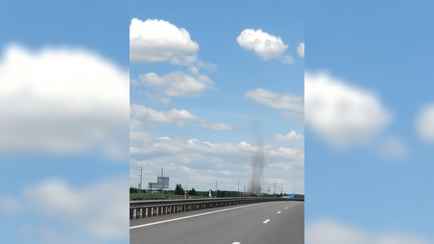 «Впервые вижу такое» — На видео попал «смерч» высотой в десяток метров у оживлённой трассы в Минске