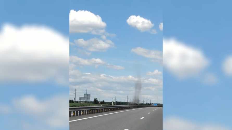 «Впервые вижу такое» - На видео попал «смерч» высотой в десяток метров у оживлённой трассы в Минске