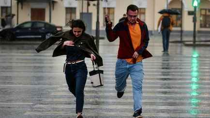 Самые жаркие дни позади? Синоптики спрогнозировали дожди и грозы в выходные. Где уже сняли ограничения на походы в лес?