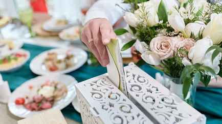 В Мозыре судебные исполнители пришли взыскивать долг в 100 рублей прямо на свадьбу