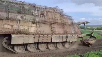 Появилось видео танков-«сараев», которые россияне привезли на фронт в Украине