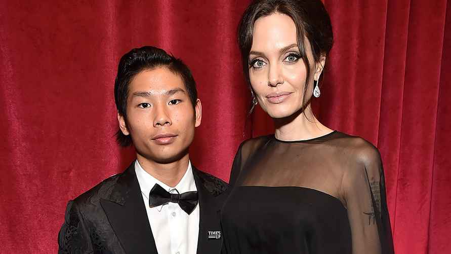 Джоли с приёмным сыном Паксом