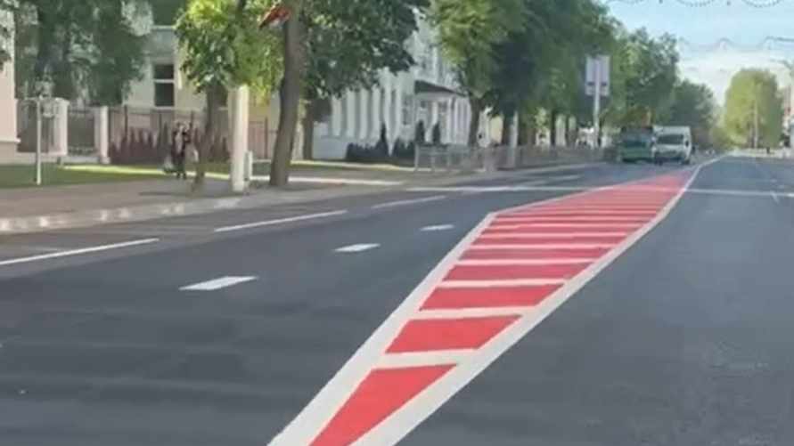 В Бресте на одной из улиц нанесли дорожную разметку, не предусмотренную ПДД. Что делать водителям?