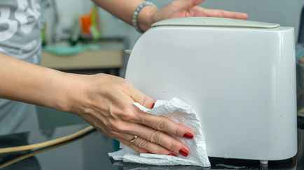 Как почистить тостер внутри? Этот трюк уберёт все крошки из прибора