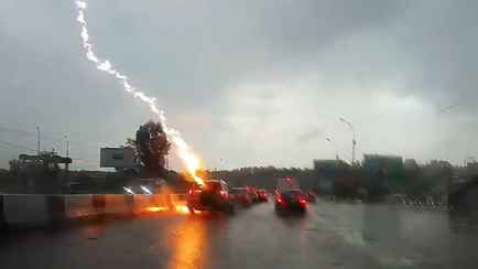 Что будет, если молния попадет в машину? Узнали, можно ли оставаться в авто во время грозы