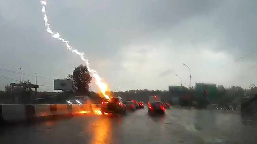 Что будет, если молния попадет в машину? Узнали, можно ли оставаться в авто во время грозы