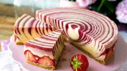 Клубничная «зебра» без выпечки. Как приготовить простой и вкусный десерт с сезонной ягодой?
