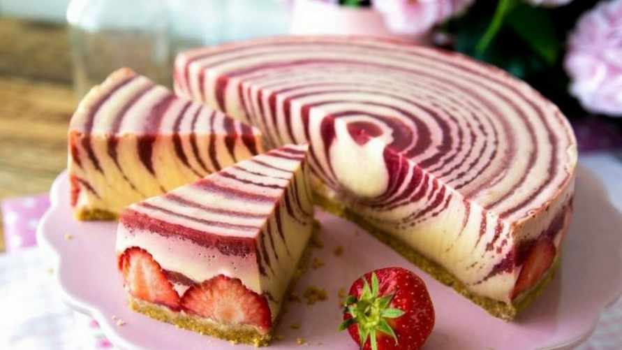 Клубничная "зебра" без выпечки. Как приготовить простой и вкусный десерт с сезонной ягодой?