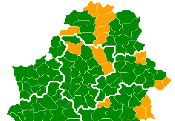 Карта ограничений и запретов на посещение лесов Минлесхоза Беларуси: красным обозначен полный запрет, жёлтым — ограничения, зелёным — свободное посещение леса