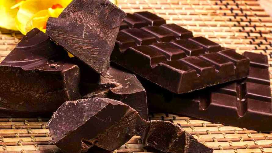 Учёные снова изучили шоколад. Что решили на этот раз — полезен или нет?