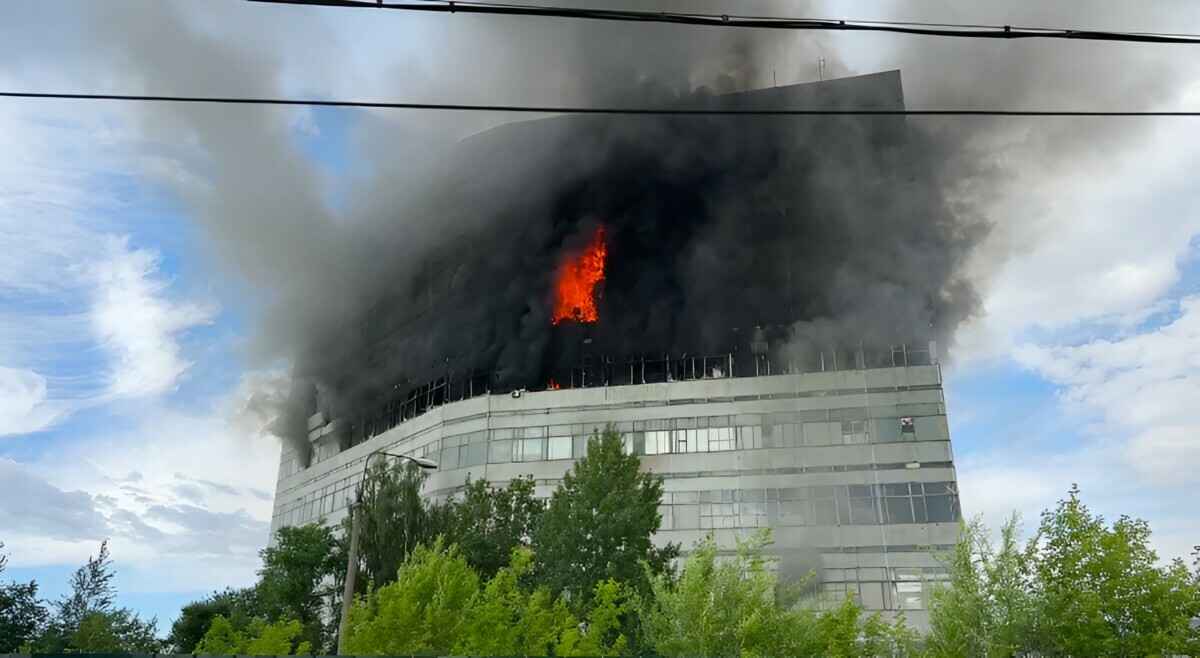 В Подмосковье люди прыгали из окон, спасаясь от огня в здании НИИ "Платан"