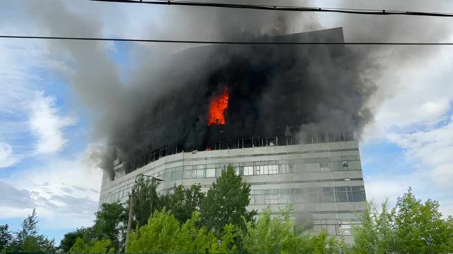 В Подмосковье люди прыгали из окон, спасаясь от огня в здании НИИ "Платан"